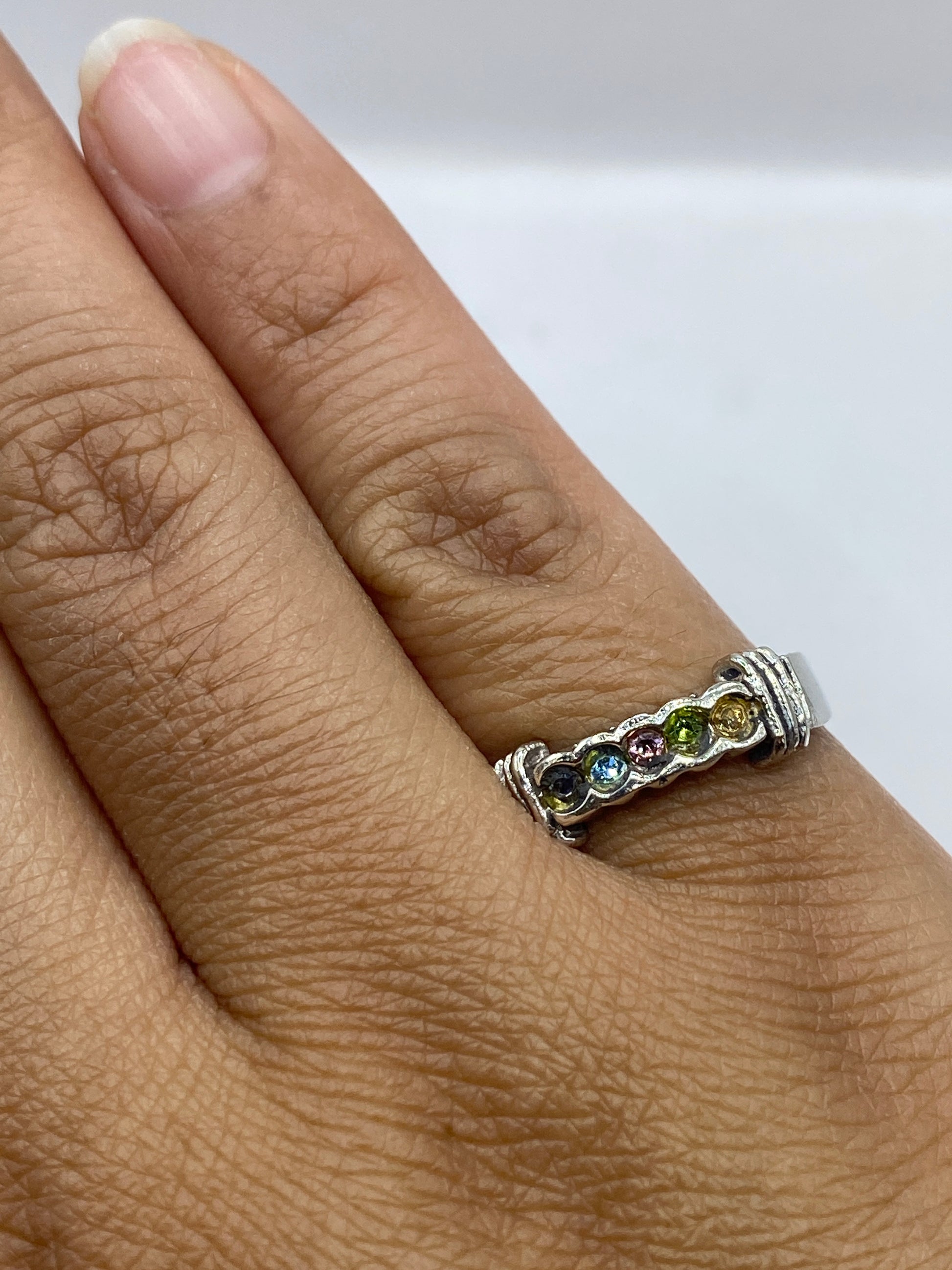 Anillo en dedo mostrando brillo y versatilidad de los colores en luz natural