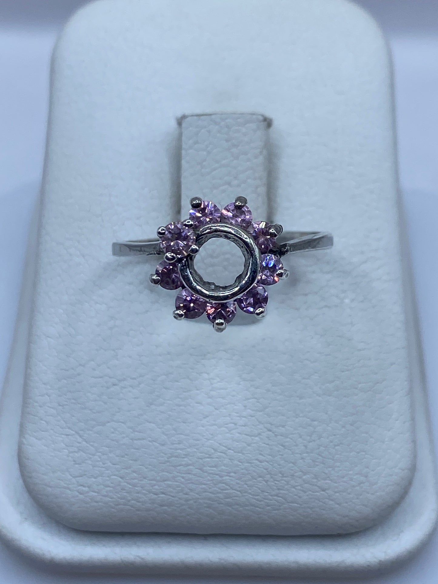 Anillo de plata con circonia rosa facetada en estuche blanco