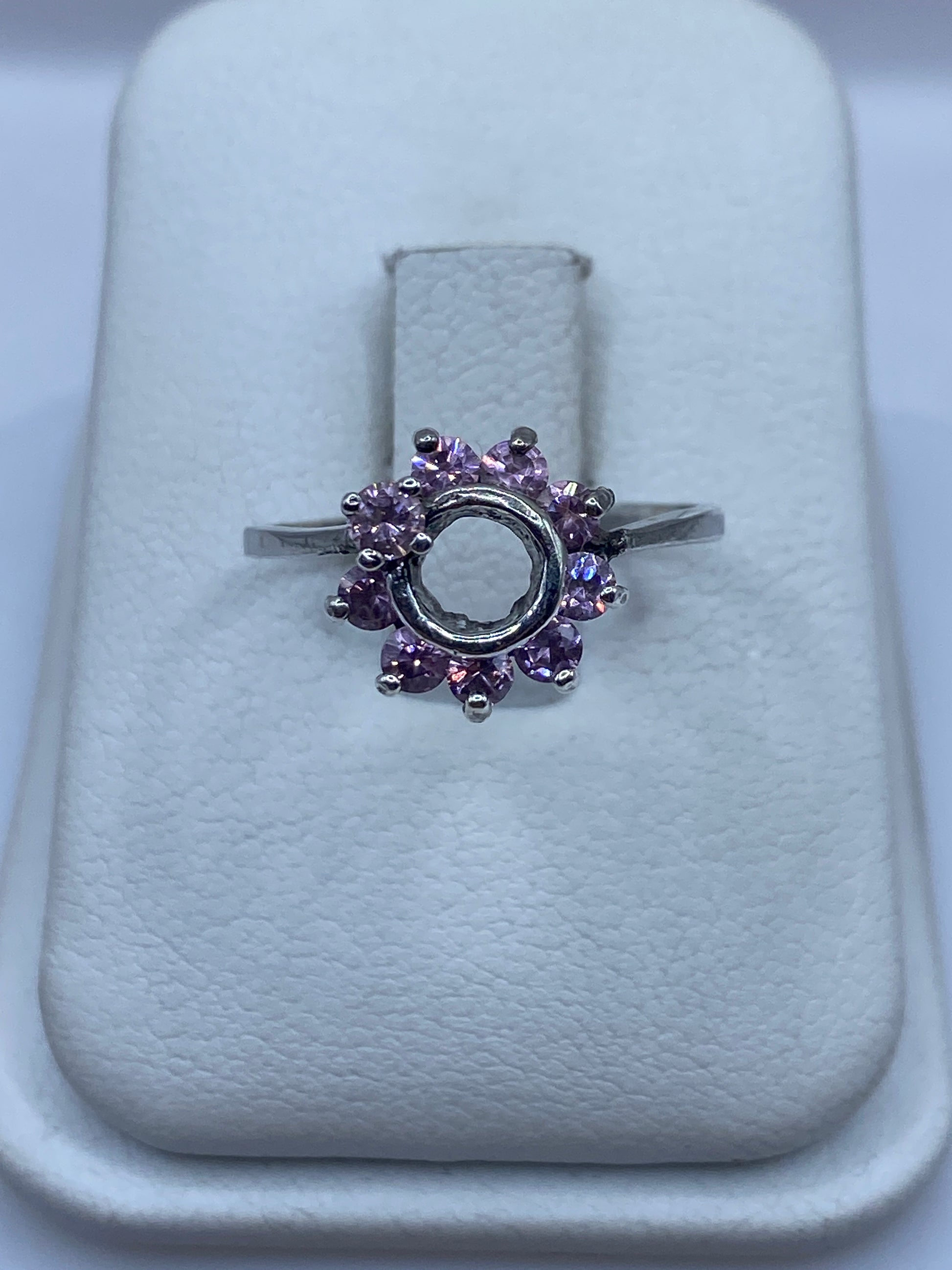 Anillo de plata con circonia rosa facetada en estuche blanco