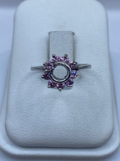 Anillo de plata con circonia rosa facetada en estuche blanco
