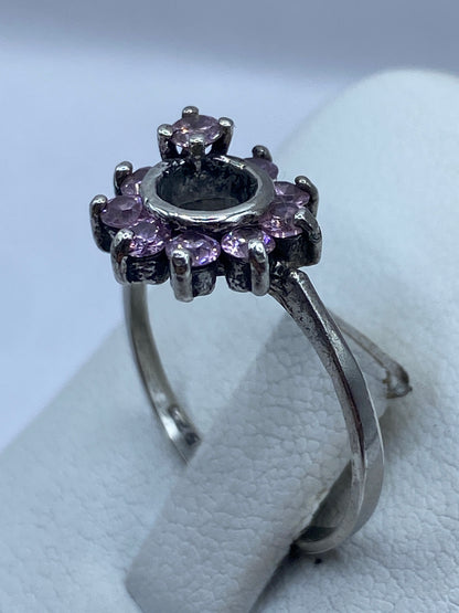 Anillo de circonia rosa puesto en el dedo, brillo rosa bajo luz natural