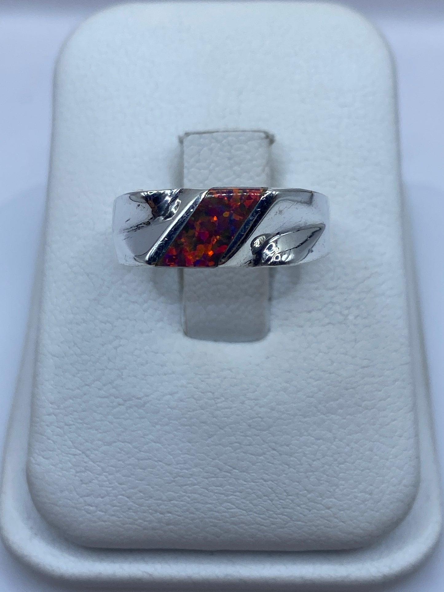 Anillo de plata con ópalo de fuego multicolor en estuche blanco, vista frontal