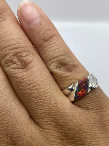 Anillo en dedo, mostrando sello de autenticidad .925 y el fuego natural del ópalo