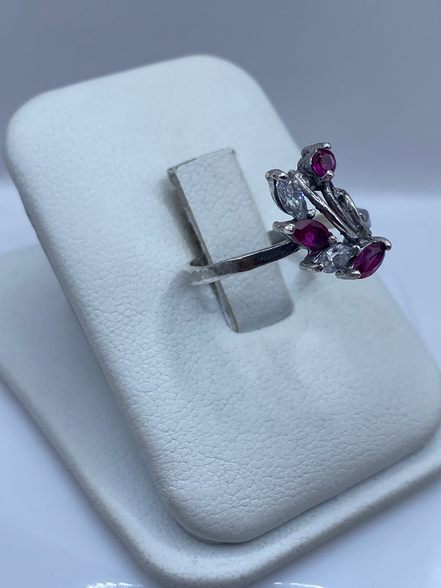 Vista frontal del anillo minimalista de circonia rosa sobre dedo