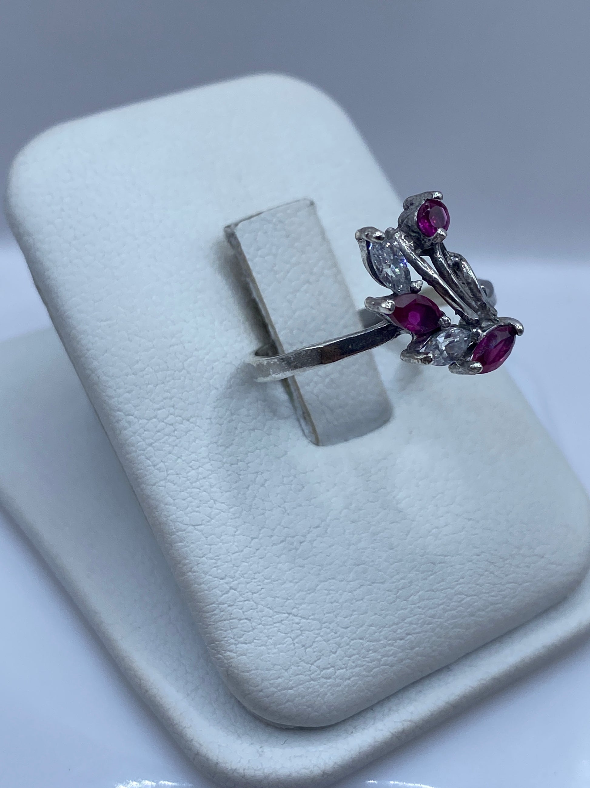 Vista frontal del anillo minimalista de circonia rosa sobre dedo