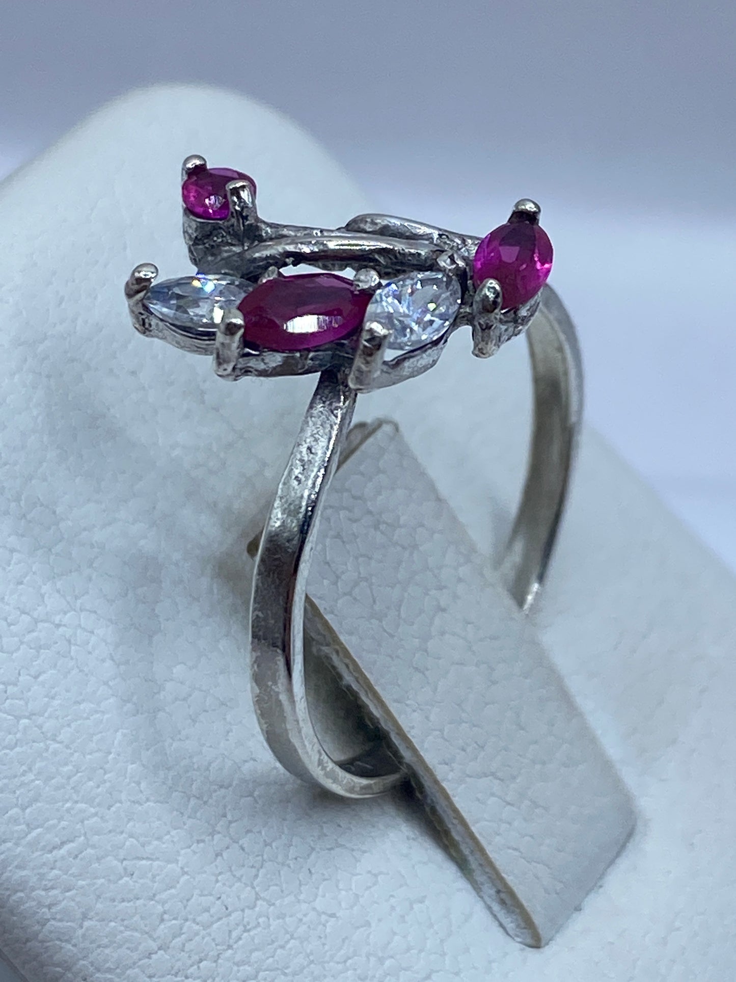 Detalle del engaste de la circonia rosa en plata .925