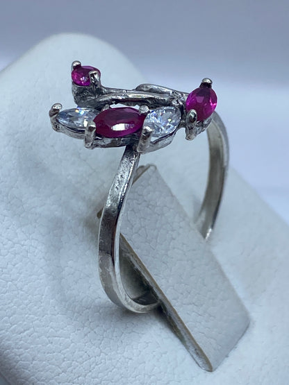 Detalle del engaste de la circonia rosa en plata .925