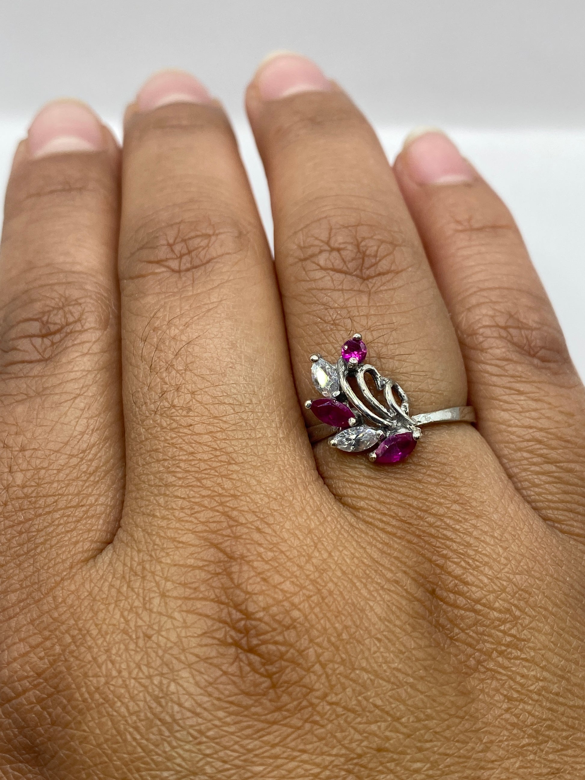Anillo solitario rosa sobre fondo blanco con sello 925 MEXICO