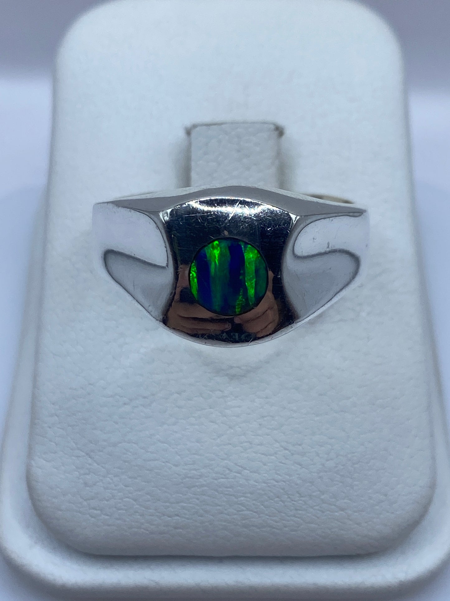 Anillo de plata solitario con circonia verde brillante, vista frontal en estuche blanco