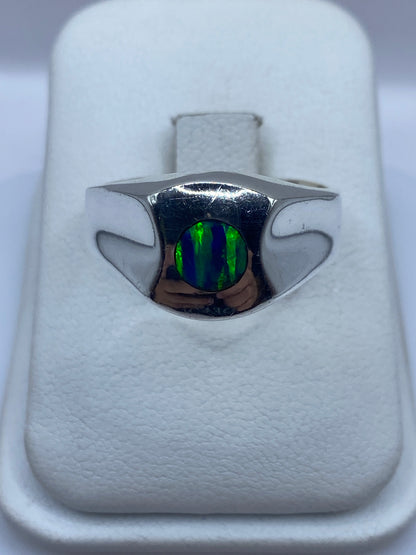 Anillo de plata solitario con circonia verde brillante, vista frontal en estuche blanco
