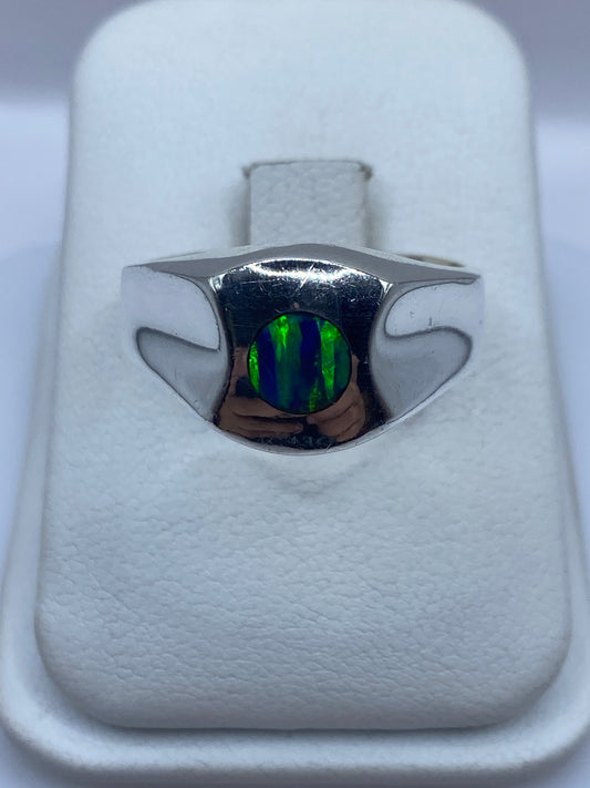 Anillo de plata solitario con circonia verde brillante, vista frontal en estuche blanco