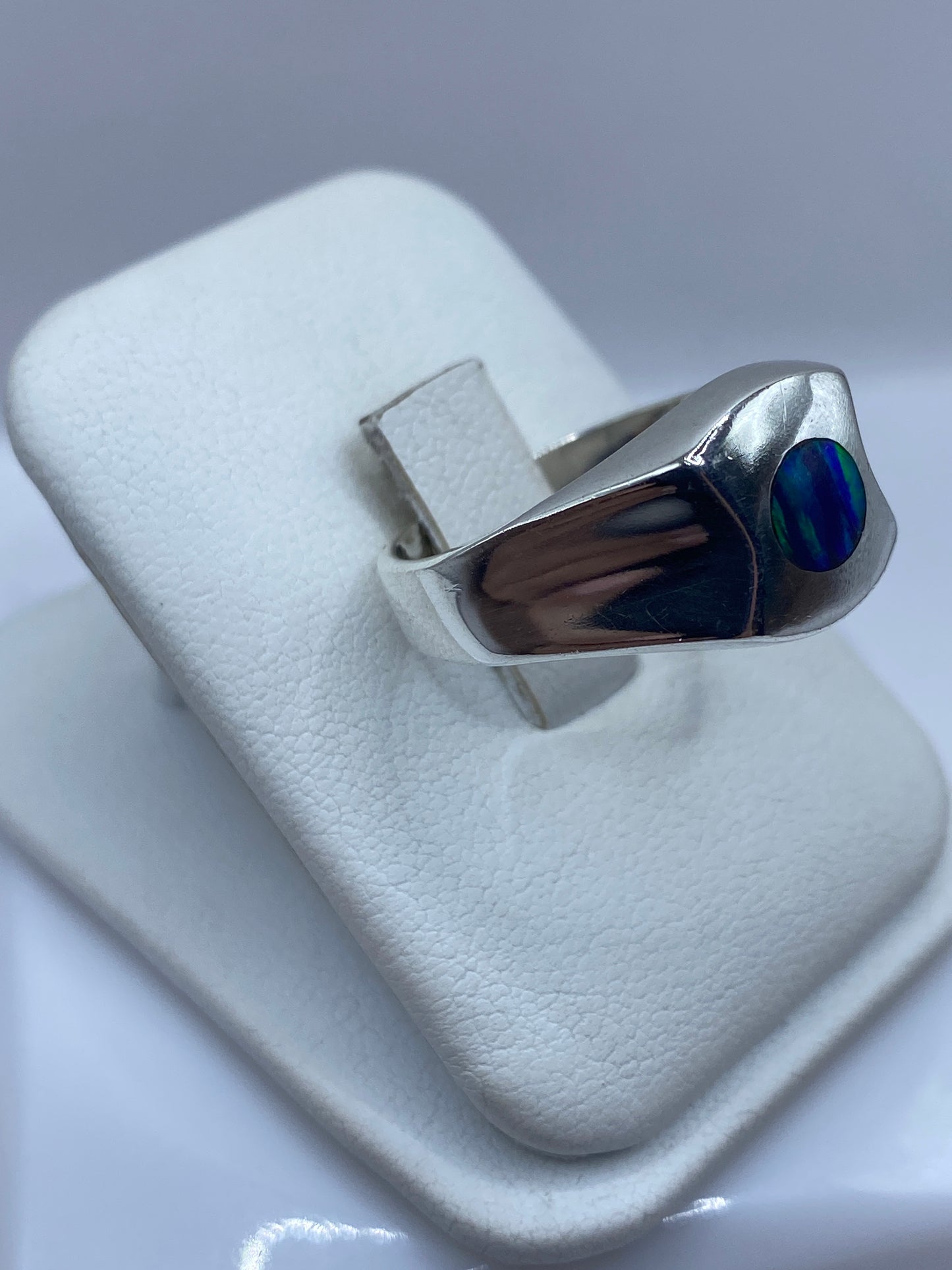 Anillo de plata masivo con piedra verde, vista lateral mostrando el grosor de la banda