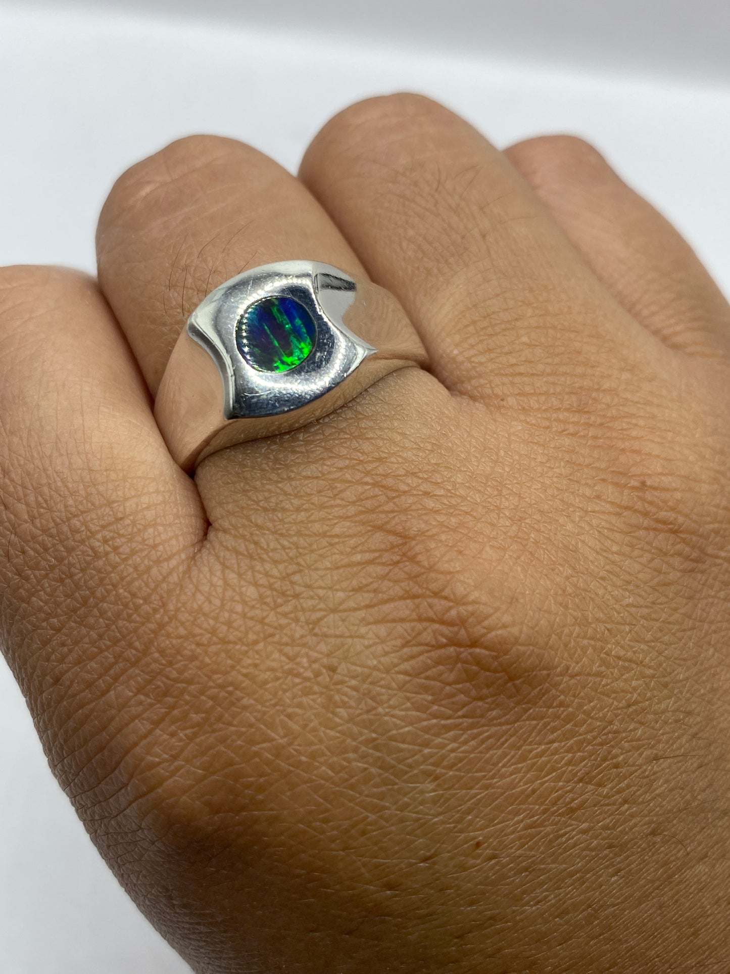 Anillo en plata con sello 925 MEXICO visible en el interior, sobre fondo gris