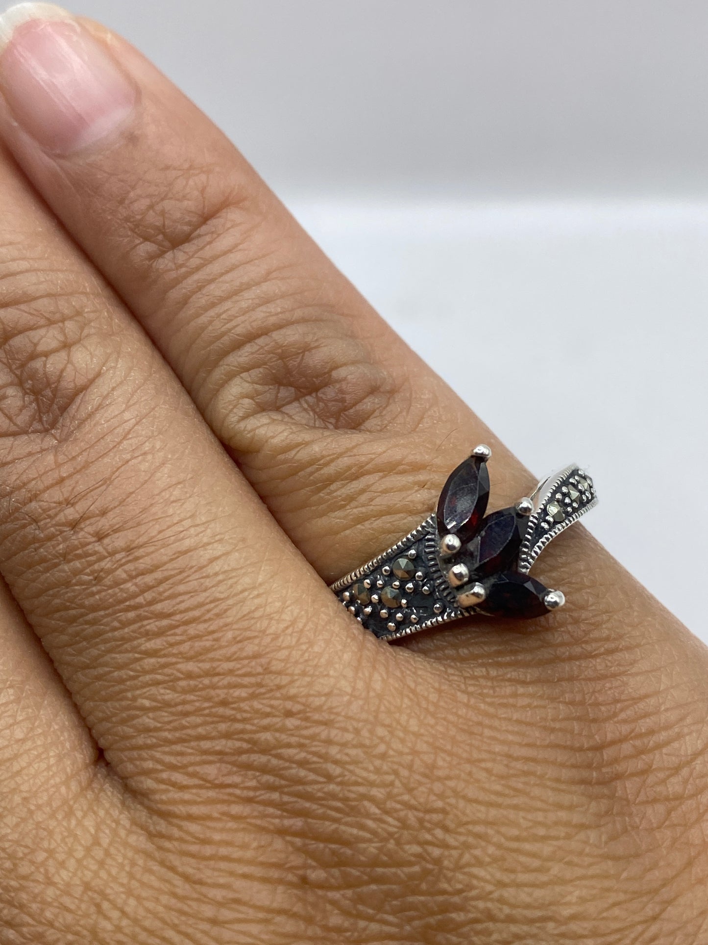 Anillo en mano de mujer, mostrando brilloy color cálido de la circonia