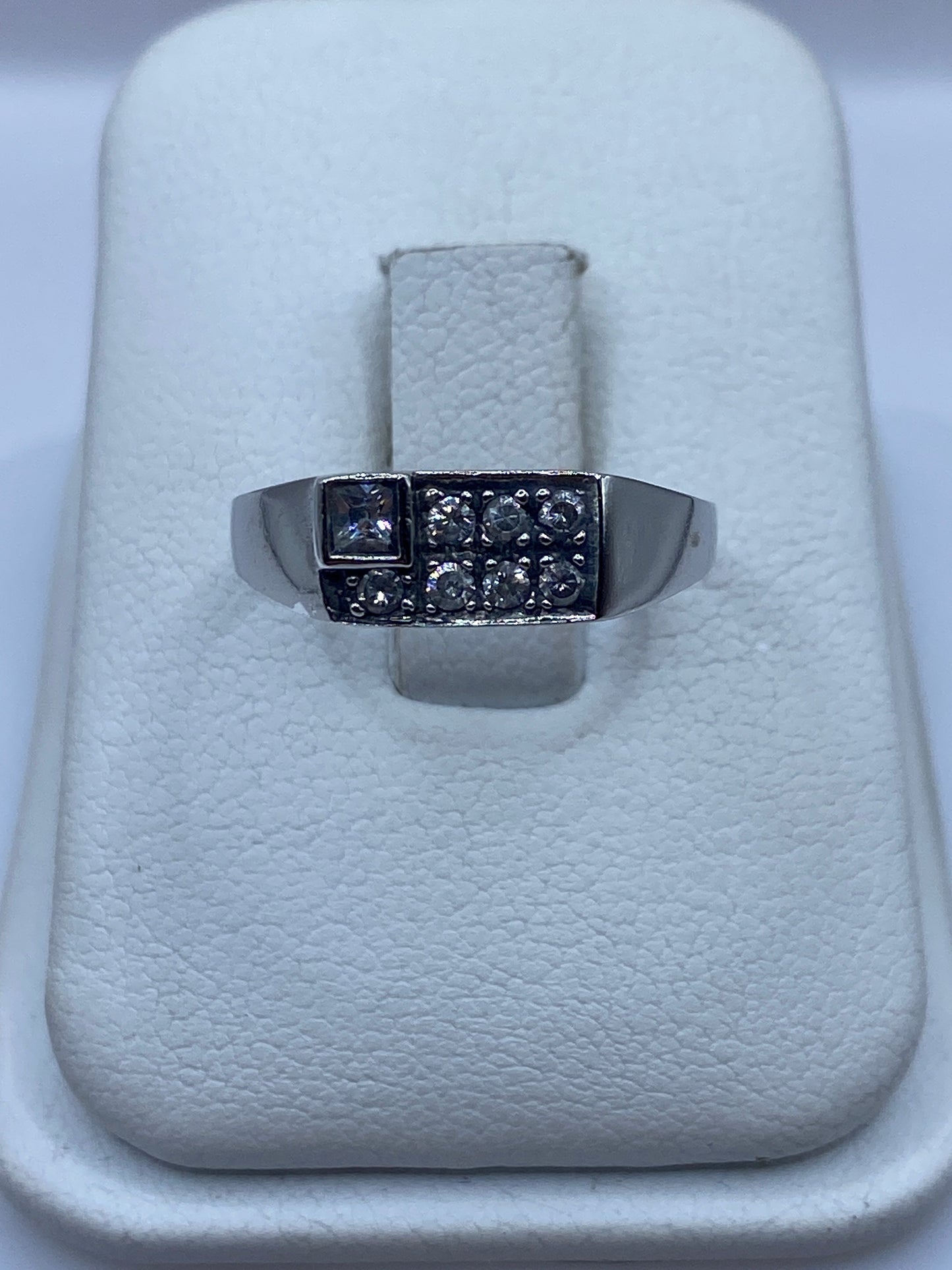 Anillo de plata .925 con circonia blanca en banda minimalista, vista frontal en estuche