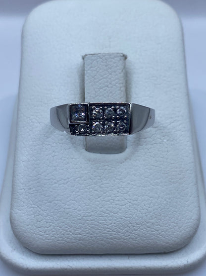 Anillo de plata .925 con circonia blanca en banda minimalista, vista frontal en estuche
