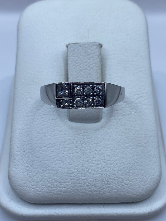 Anillo de plata .925 con circonia blanca en banda minimalista, vista frontal en estuche