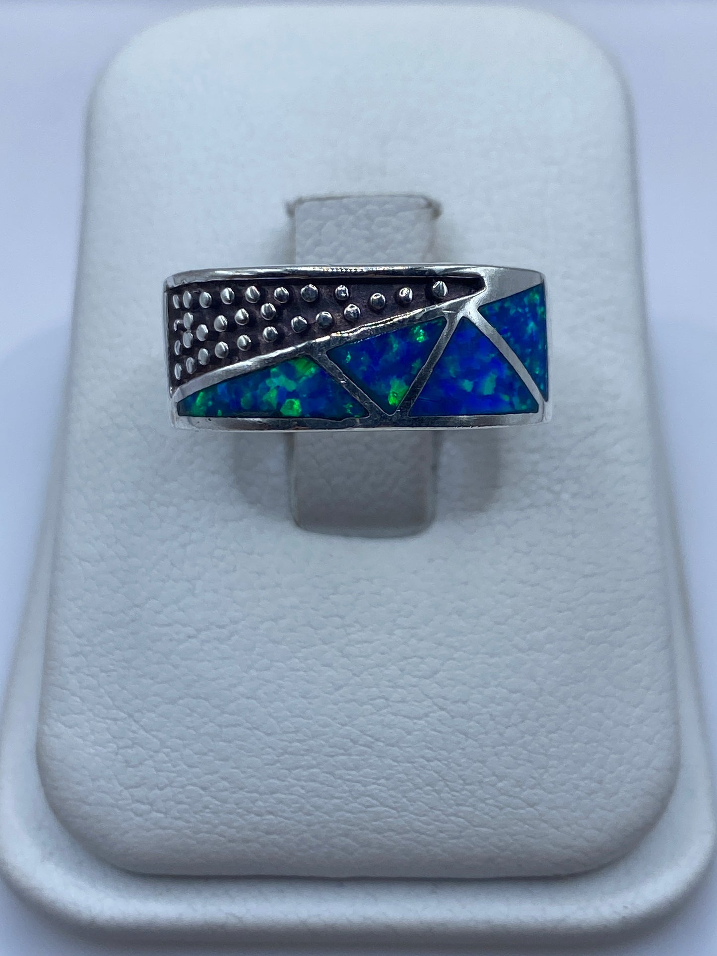 Anillo de plata .950 con ópalo de fuego azul en caja de presentación blanca