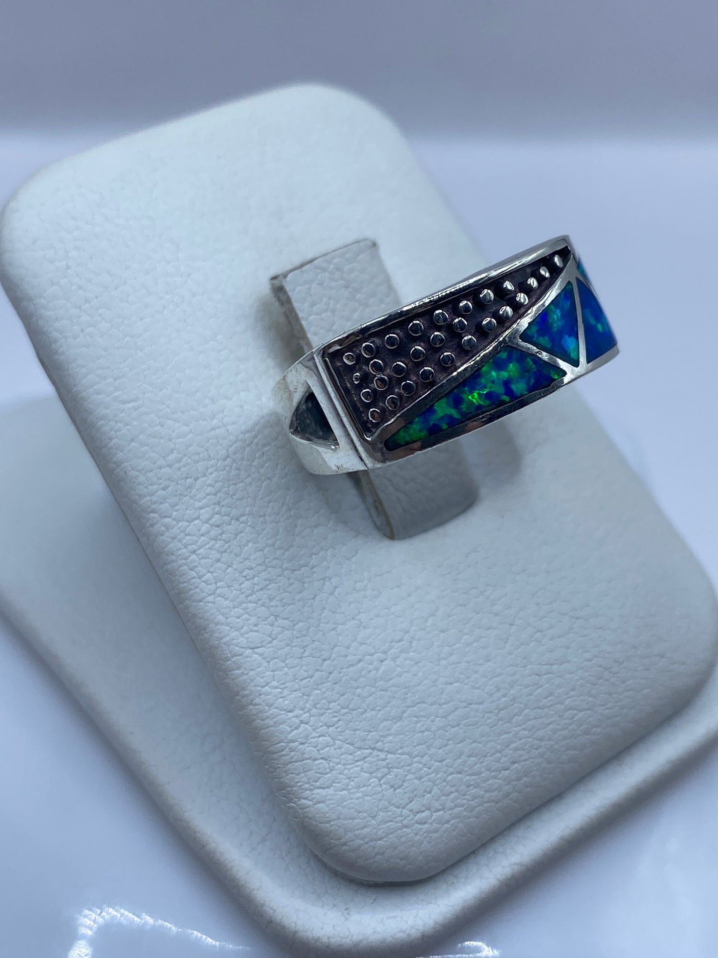 Detalle de la piedra ópalo de fuego azul y verde en anillo geométrico de Taxco