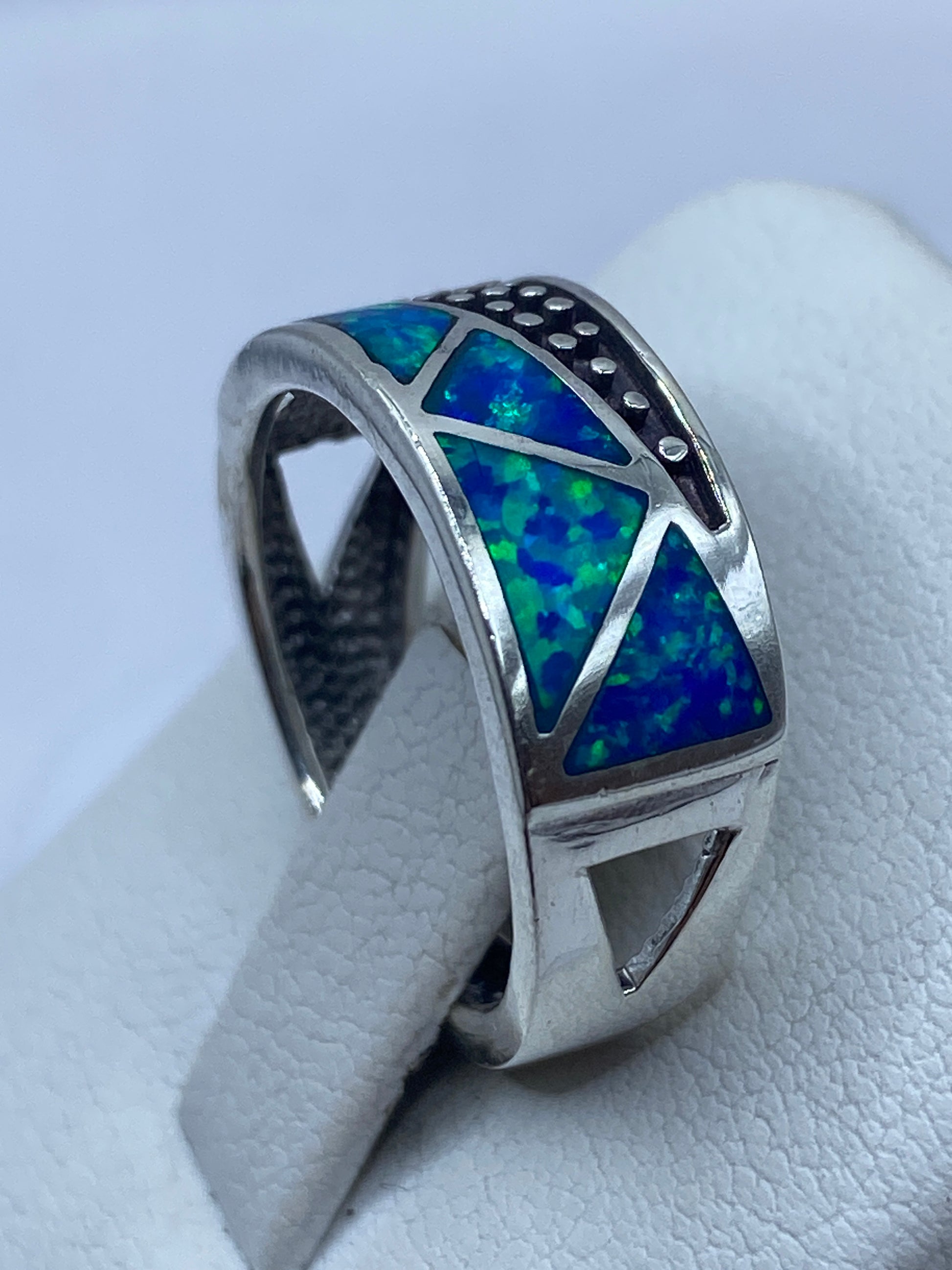 Anillo martillado en plata .950 con ópalo de fuego, vista lateral