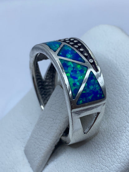 Anillo martillado en plata .950 con ópalo de fuego, vista lateral