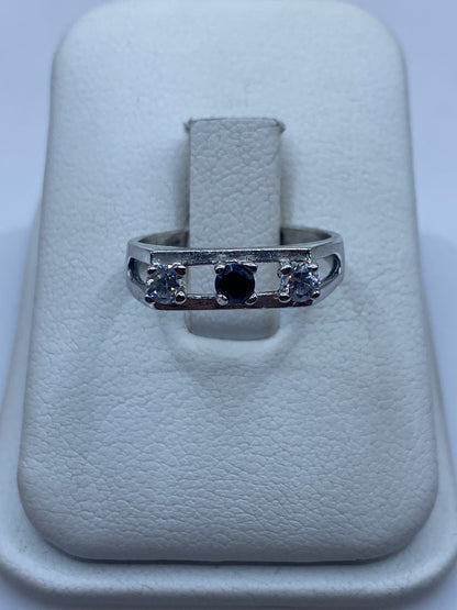 Anillo solitario de plata con circonia blanca brillante en estuche de joyería blanco