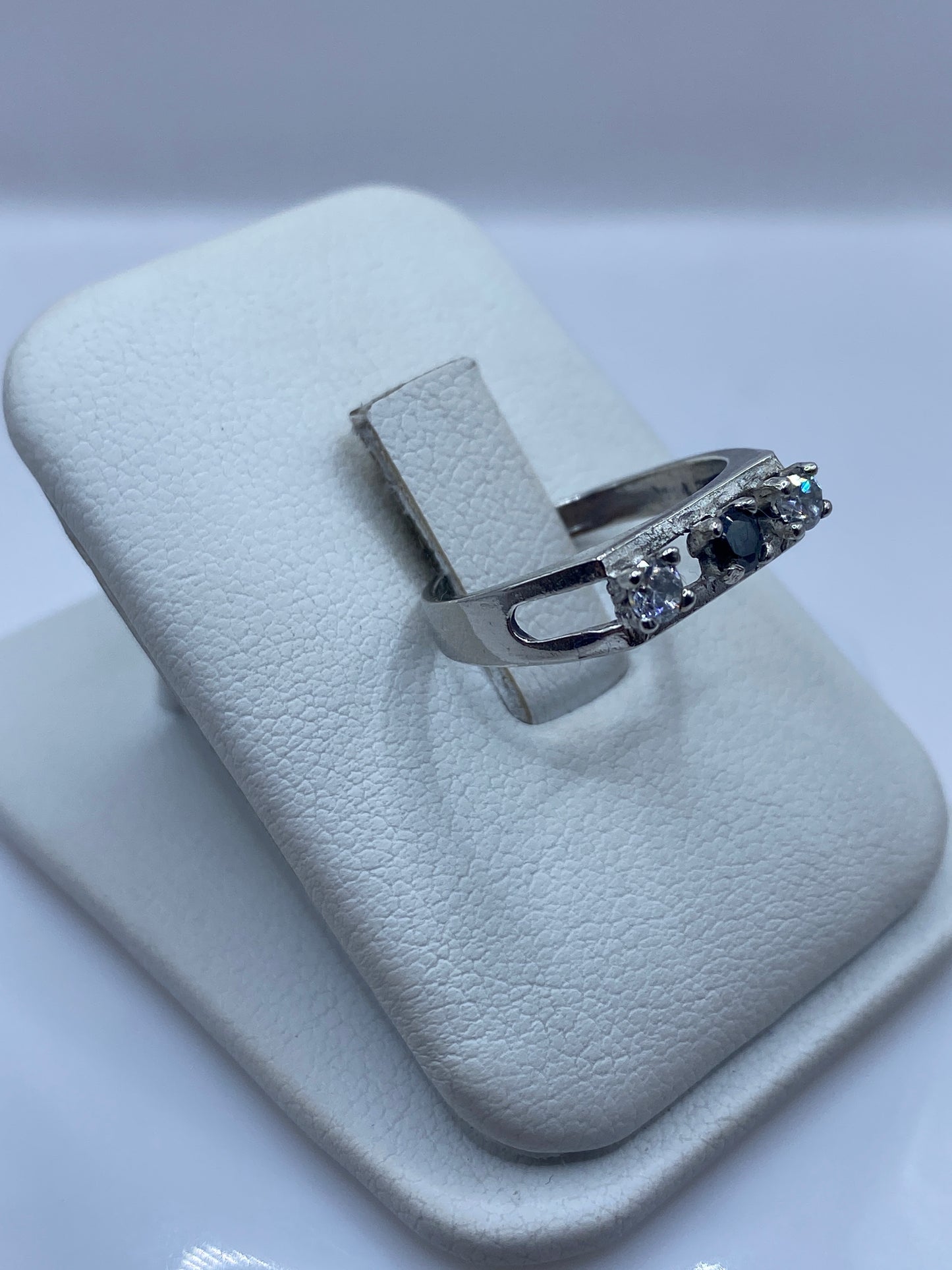 Vista frontal del anillo minimalista mostrando la circonia blanca engastada en plata .925