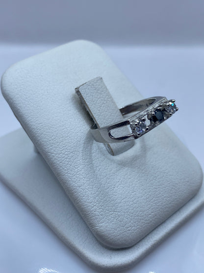 Vista frontal del anillo minimalista mostrando la circonia blanca engastada en plata .925