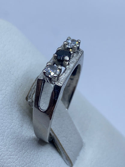 Detalle de la circonia con fuego tipo diamante en anillo de Taxco