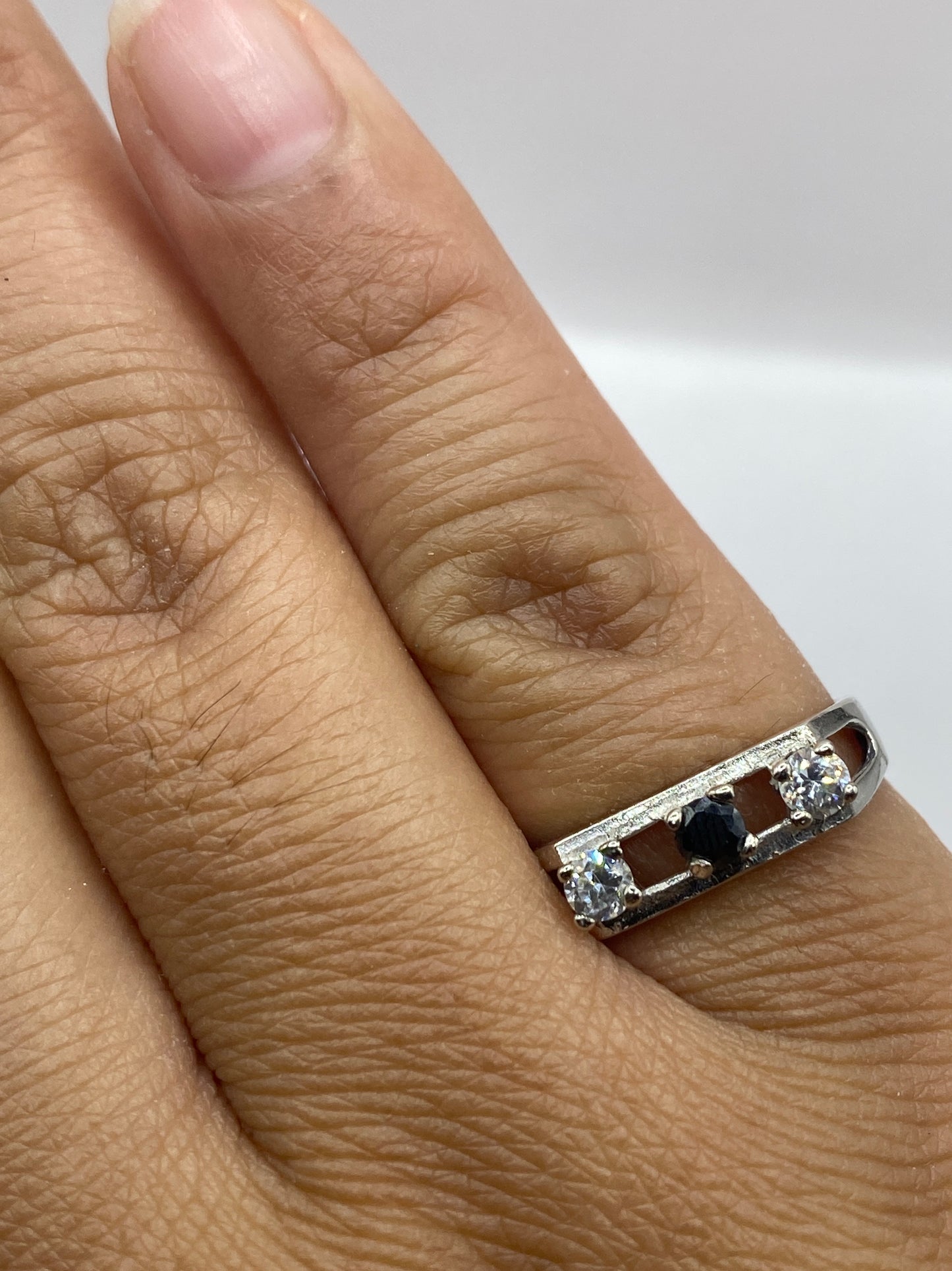 Anillo solitario en dedo mostrando el brillo y presencia visual de la circonia