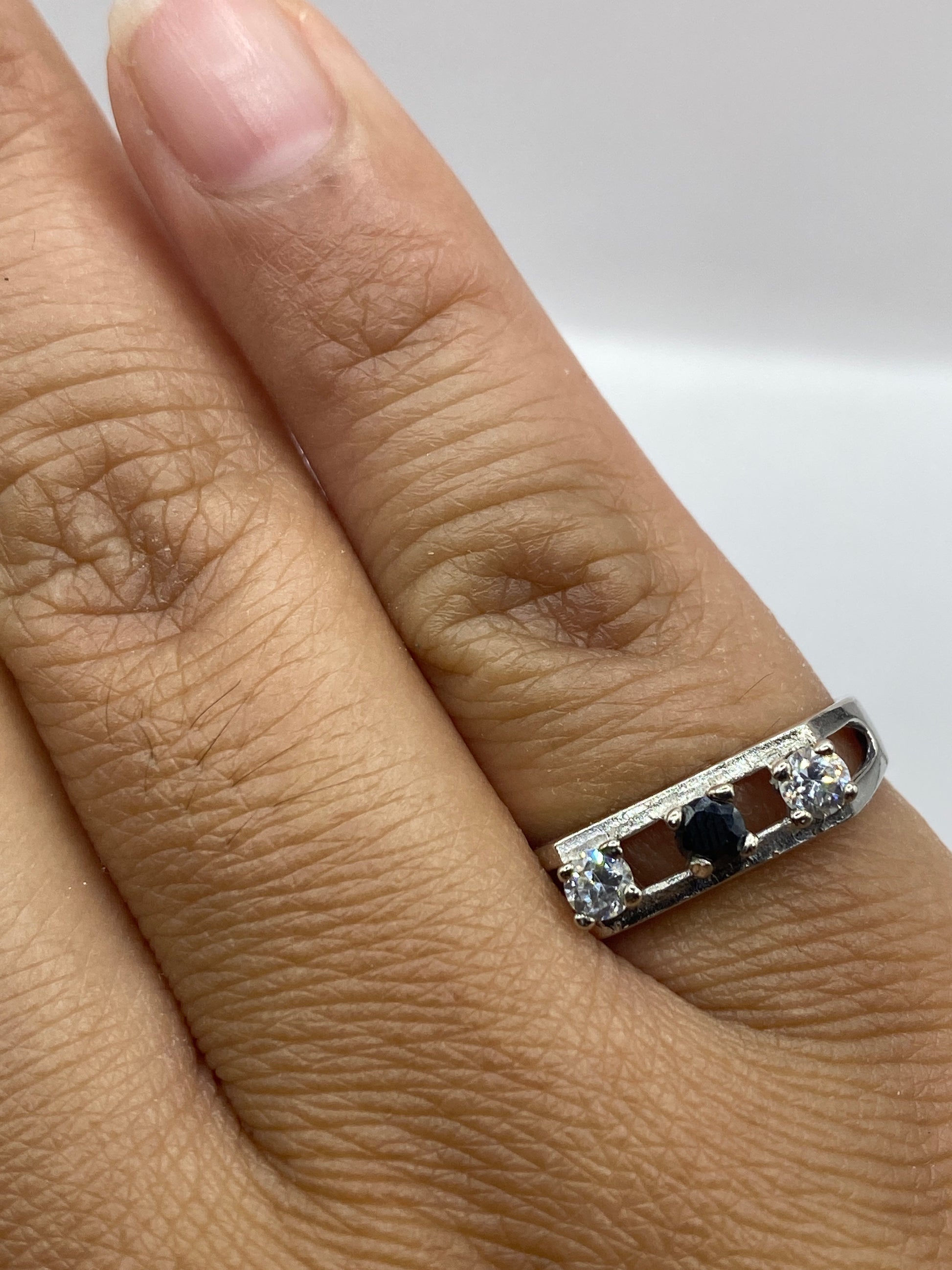 Anillo solitario en dedo mostrando el brillo y presencia visual de la circonia