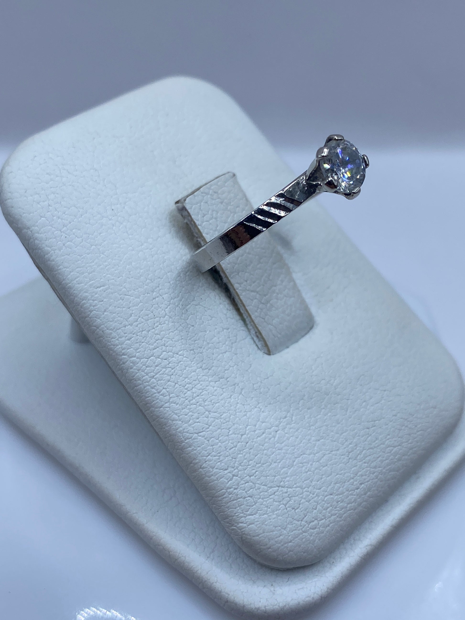 Anillo delicado de plata .925 con circonia blanca, vista lateral mostrando el engaste a mano