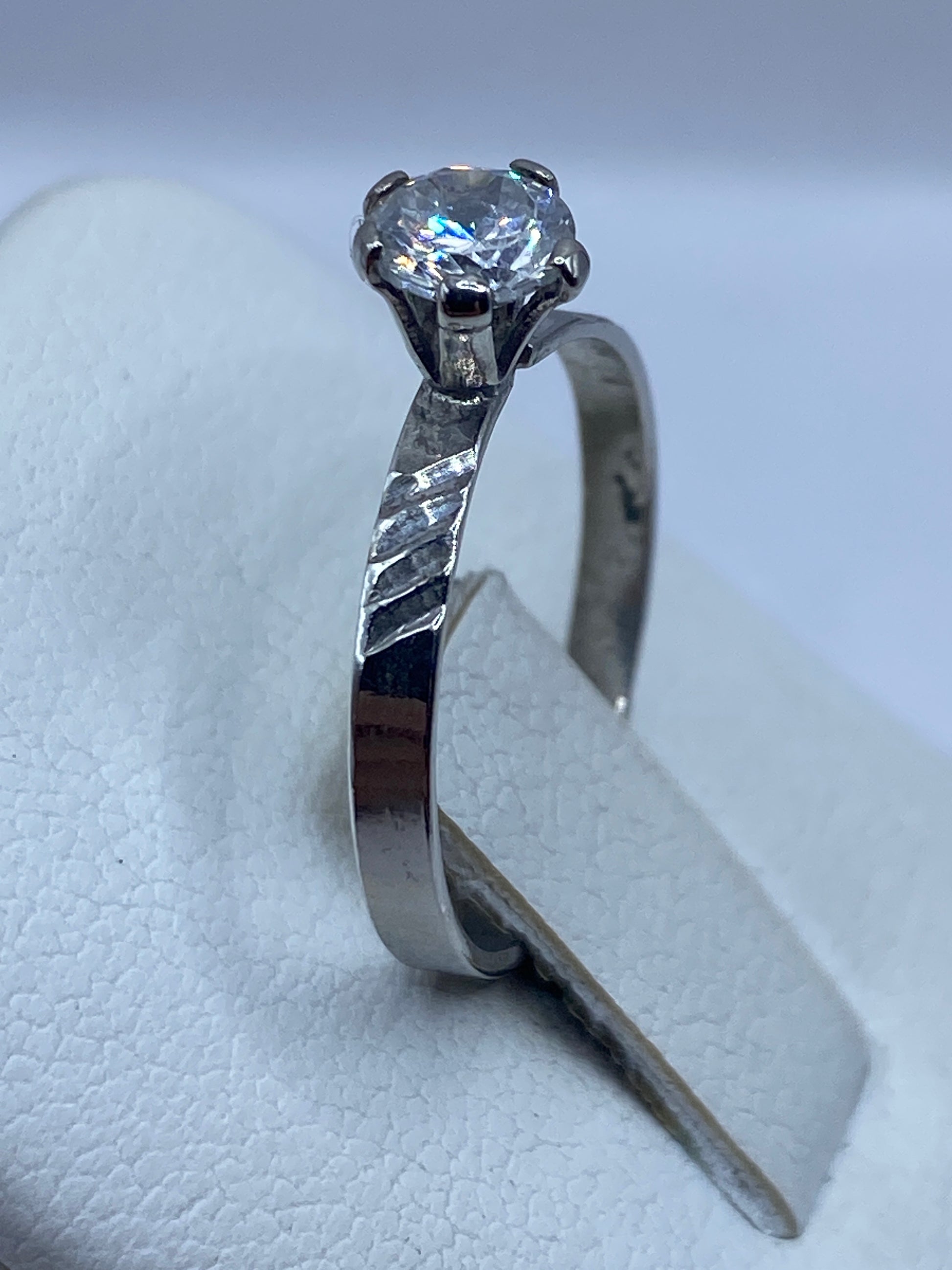 Circonia blanca con fuego tipo diamante en anillo minimalista de Taxco