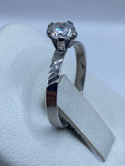 Circonia blanca con fuego tipo diamante en anillo minimalista de Taxco