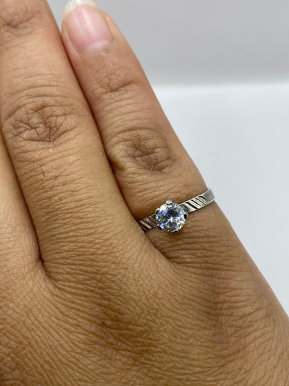 Anillo de plata solitario en mano de mujer, talla 5, brillo real bajo luz natural
