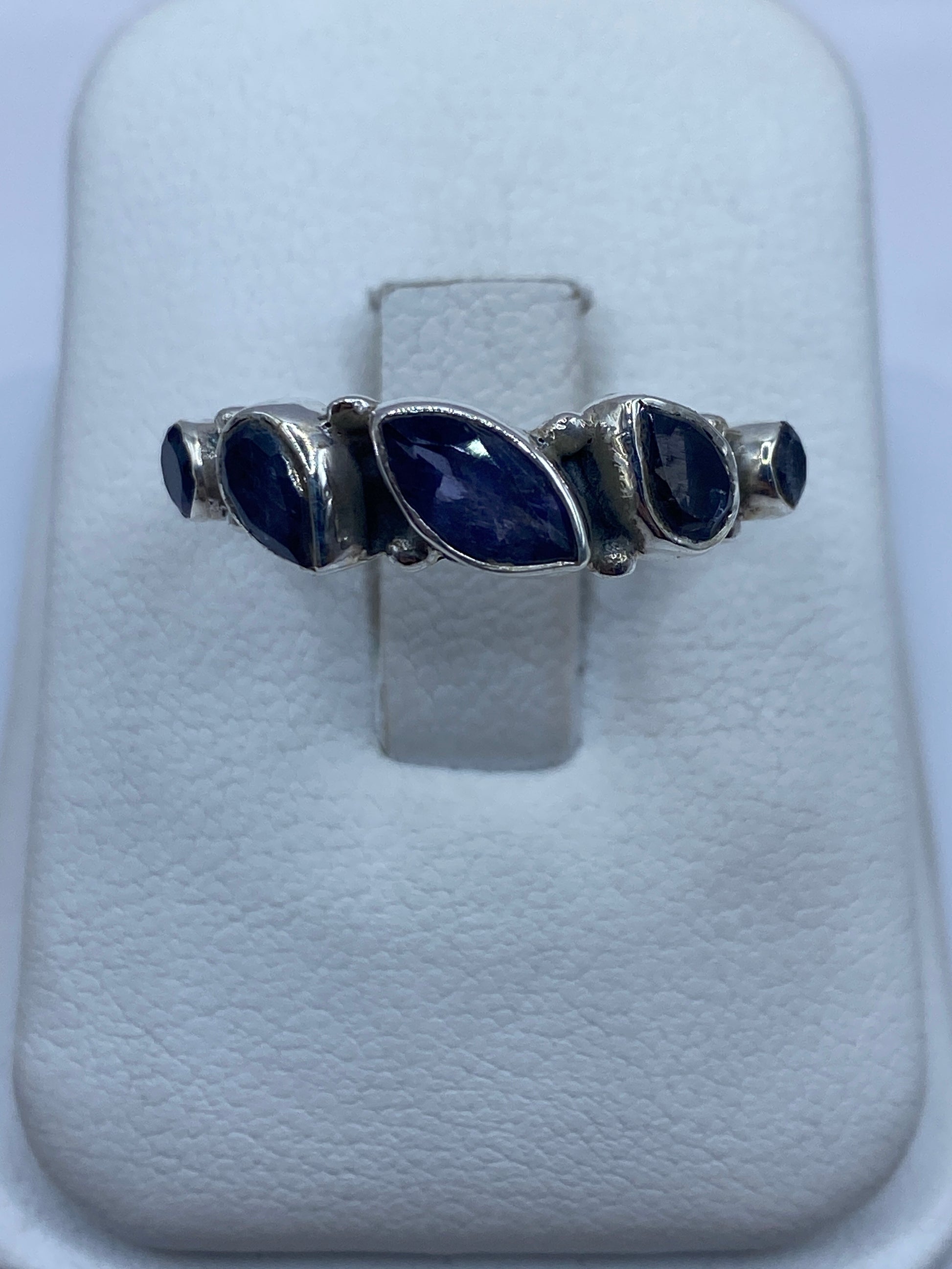 Anillo de plata .925 con circonia azul asimétrico en estuche de presentación