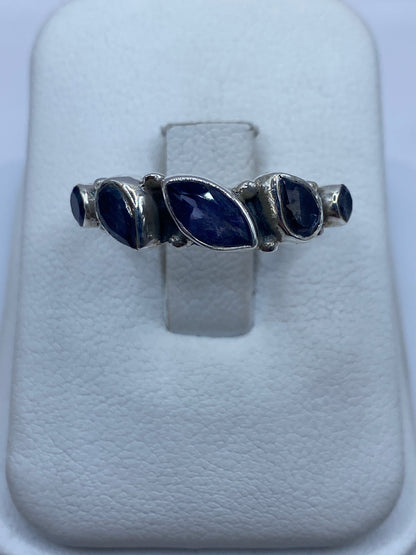 Anillo de plata .925 con circonia azul asimétrico en estuche de presentación