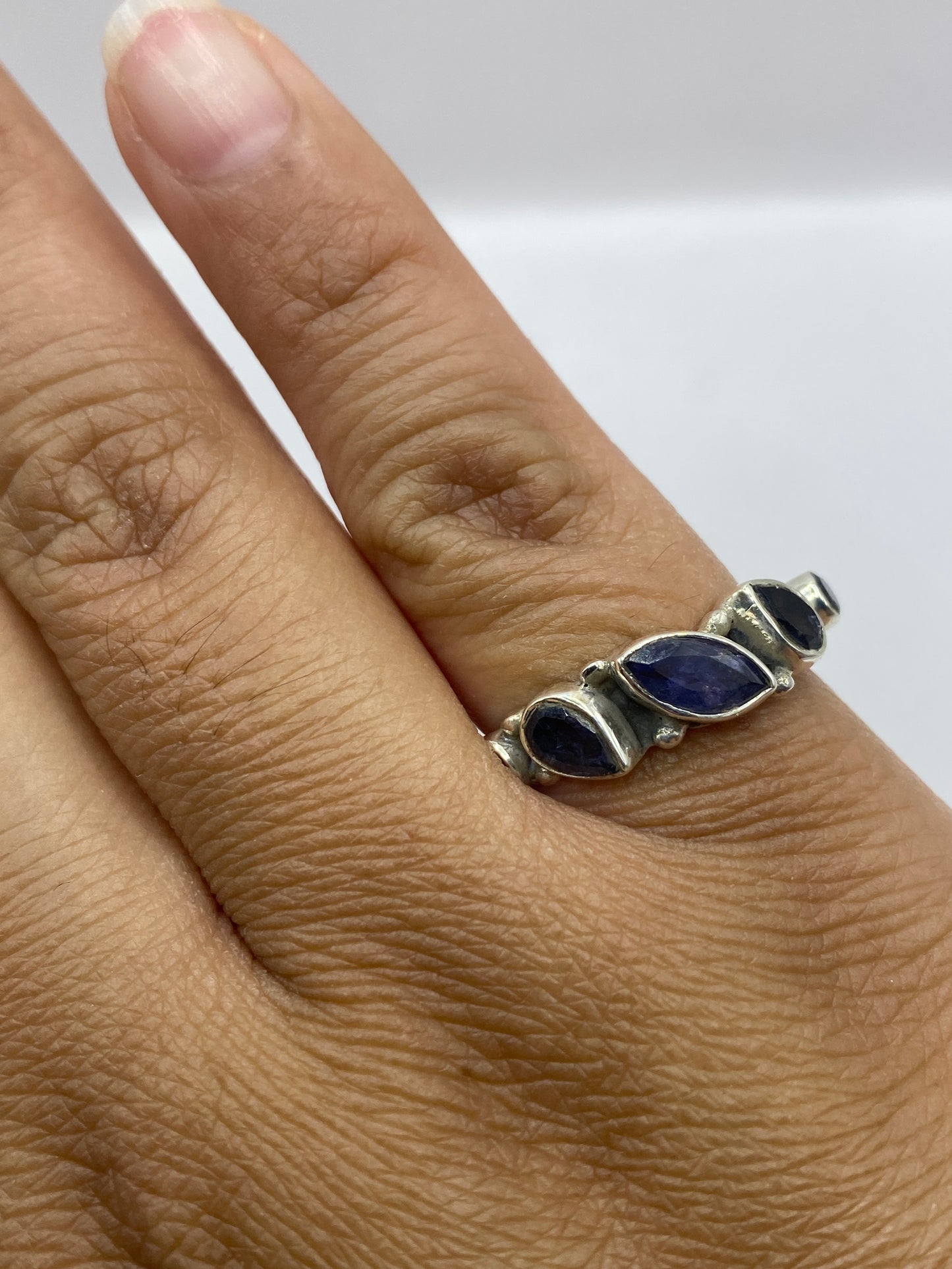Anillo en dedo mostrando proporción, brillo y color azul intenso