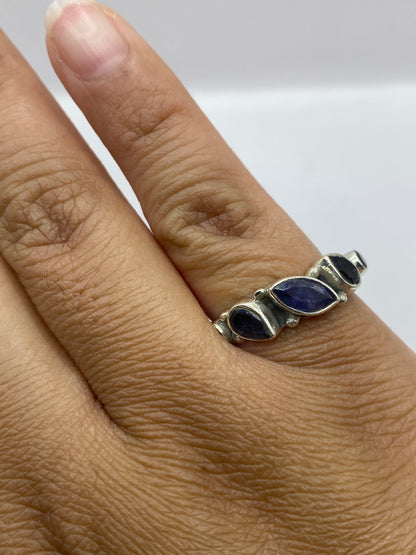 Anillo en dedo mostrando proporción, brillo y color azul intenso