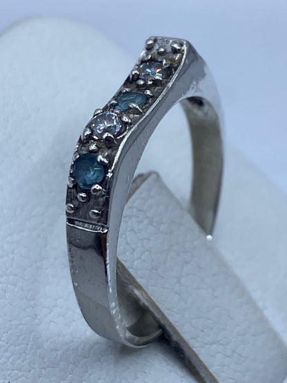 Detalle lateral del engaste de circonia azul en banda de plata pulida
