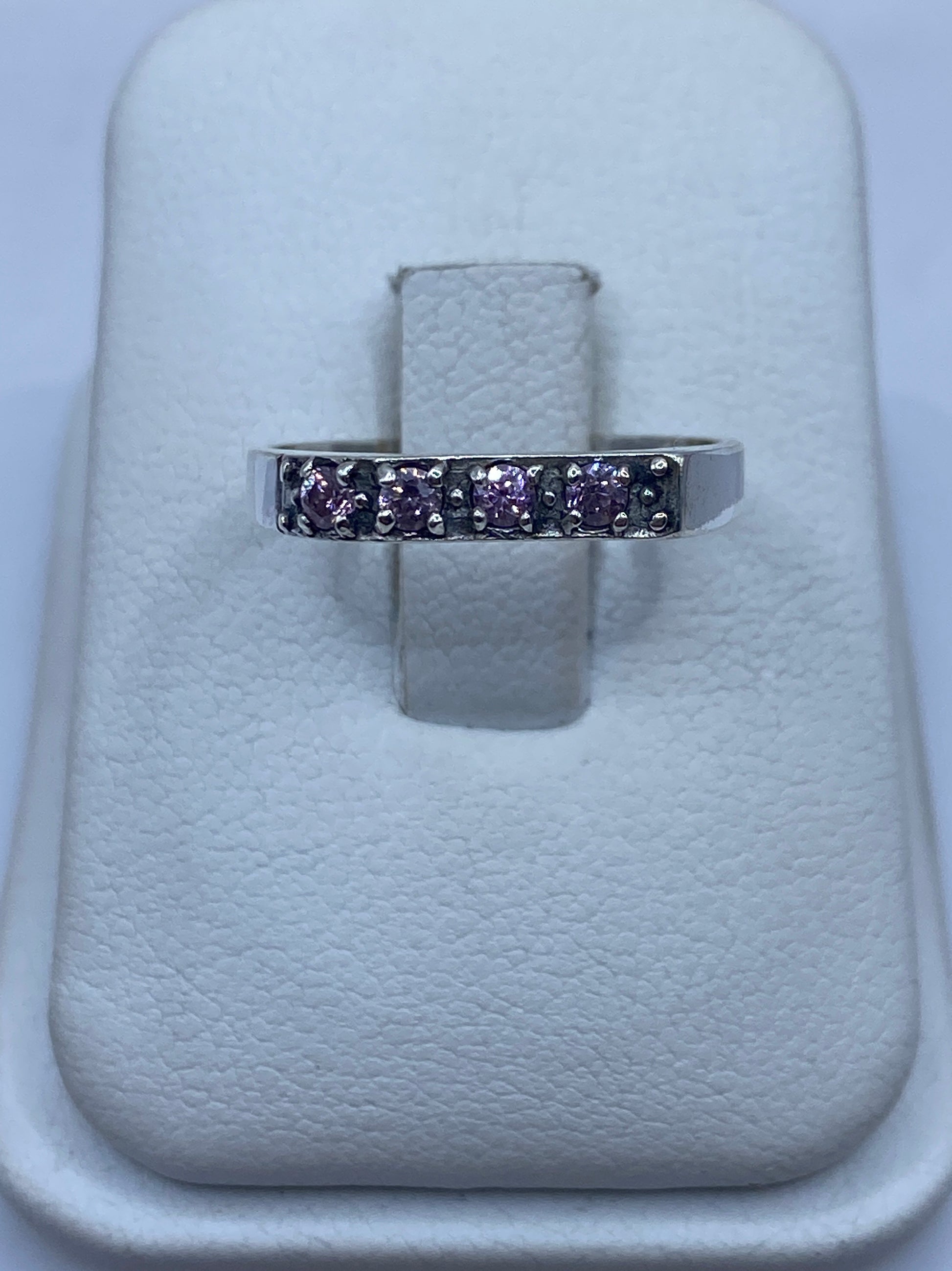Anillo de plata solitario con circonia rosa brillante en estuche blanco