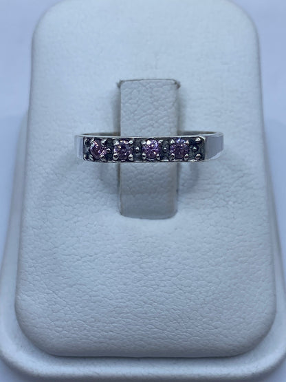 Anillo de plata solitario con circonia rosa brillante en estuche blanco