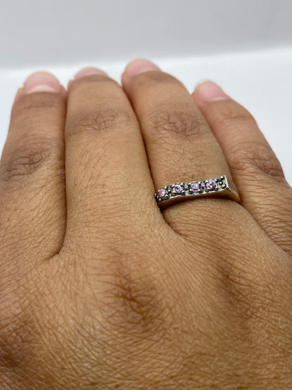 Anillo en dedo mostrando brillo rosa natural de la circonia, sello 925 MEXICO visible
