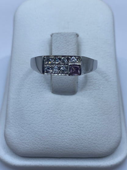 Anillo de plata con circonia blanca cuadrada, vista frontal en estuche de presentación