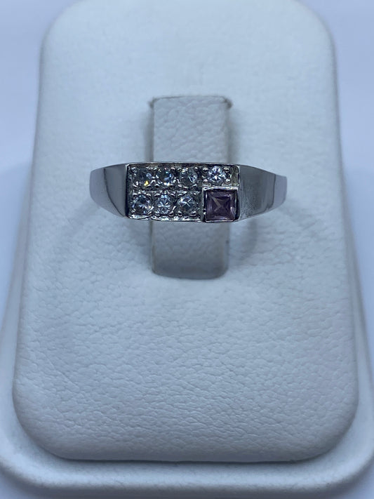 Anillo de plata con circonia blanca cuadrada, vista frontal en estuche de presentación