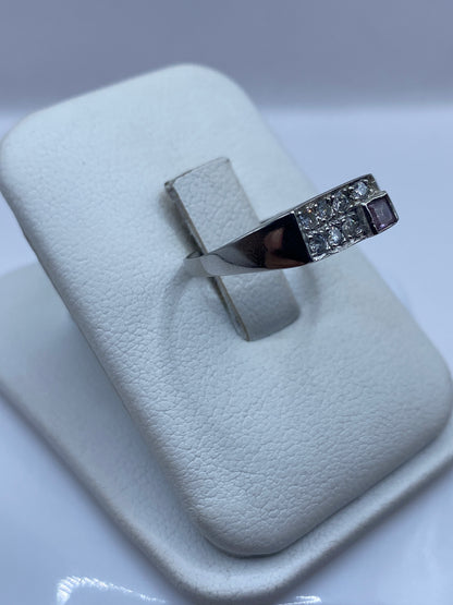 Anillo solitario minimalista de plata .925 visto de lado en dedo unisex
