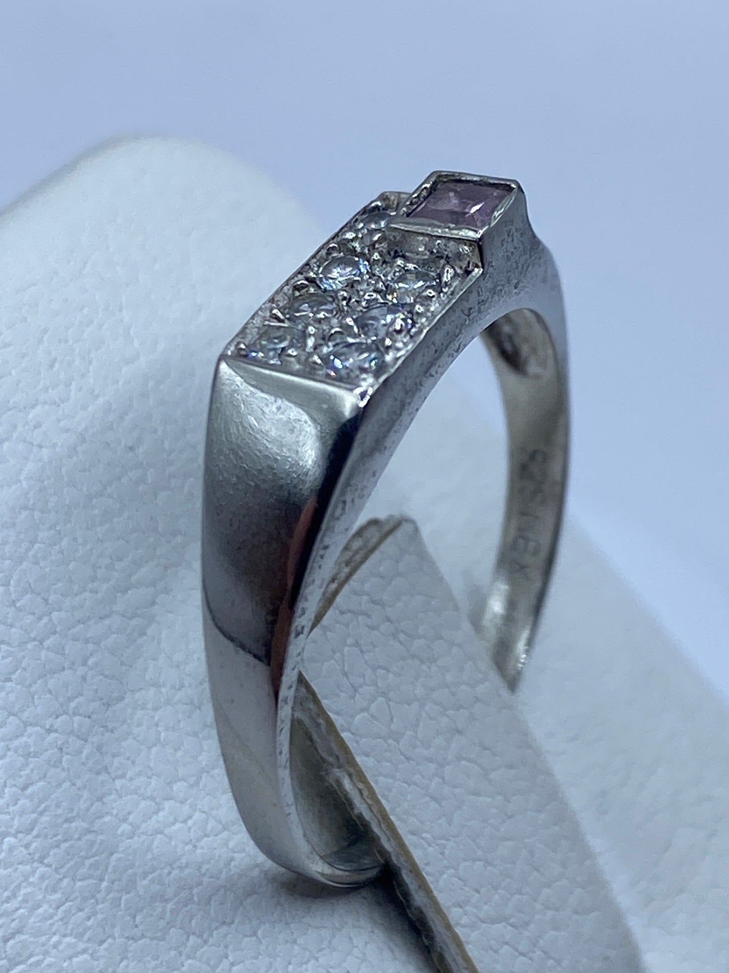 Detalle del engaste de circonia blanca talla cuadrada en plata pura de Taxco