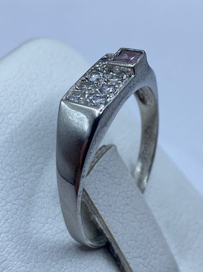 Detalle del engaste de circonia blanca talla cuadrada en plata pura de Taxco