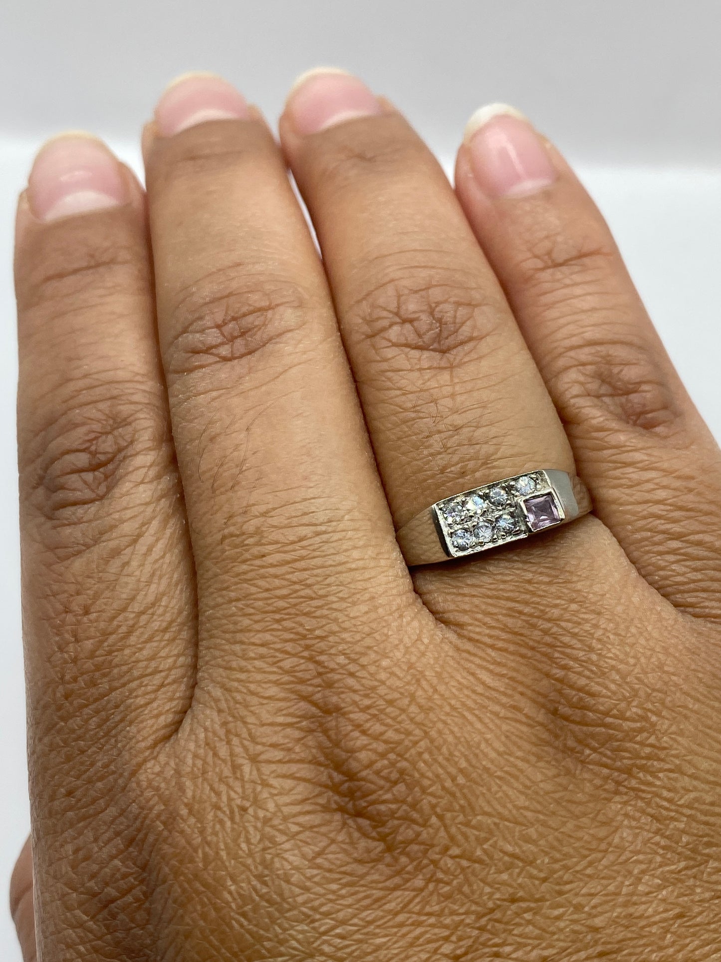 Anillo con sello .925 MEXICO grabado en el interior, sobre fondo blanco