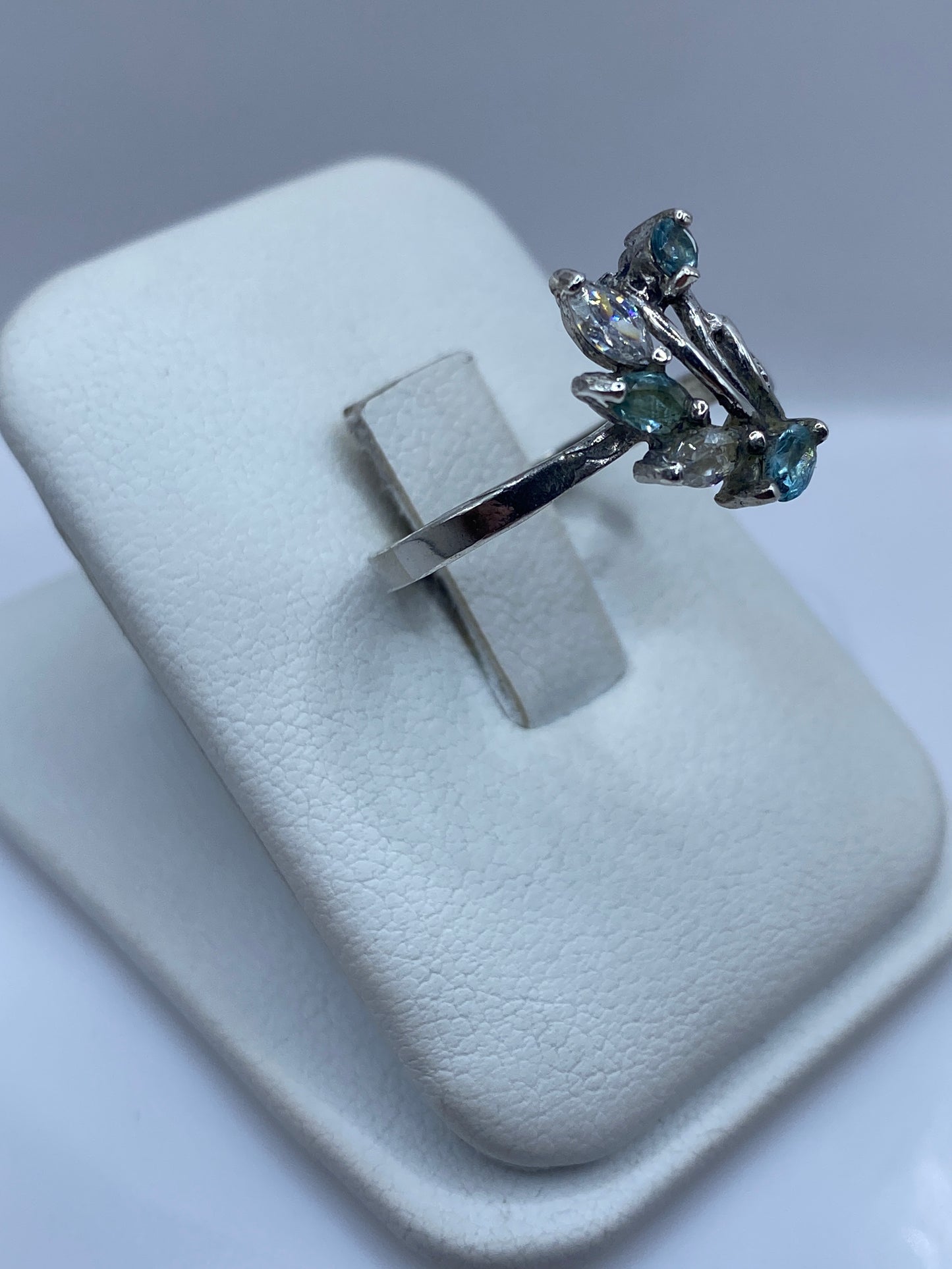 Vista frontal del anillo solitario elegante en plata .925